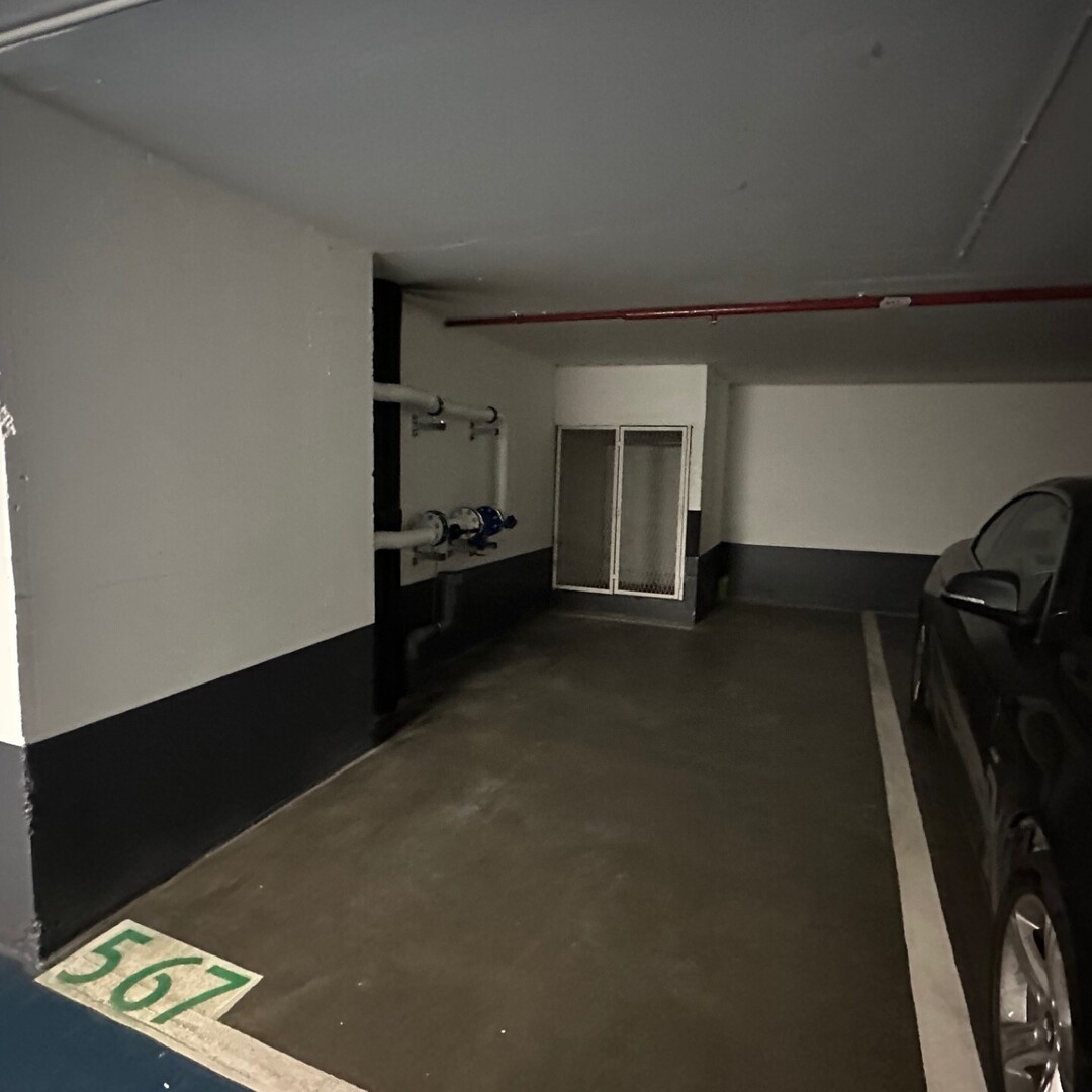 MONTAIGNE: PARCHEGGIO IN AFFITTO