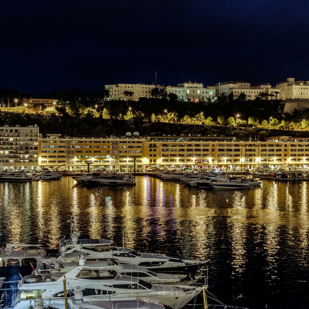 Spazioso e luminoso trilocale sul porto | Arredato