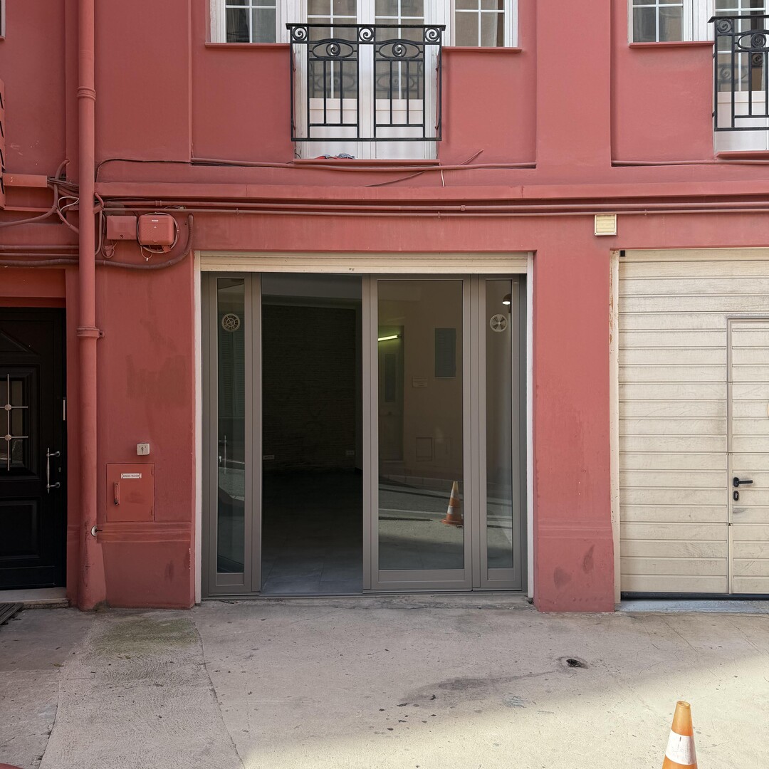 Locale commerciale con vetrina – accesso diretto Rue Plati (senza diritto di subentro)