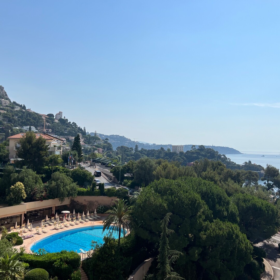 Palazzo con piscina - Grande ufficio con servizi inclusi