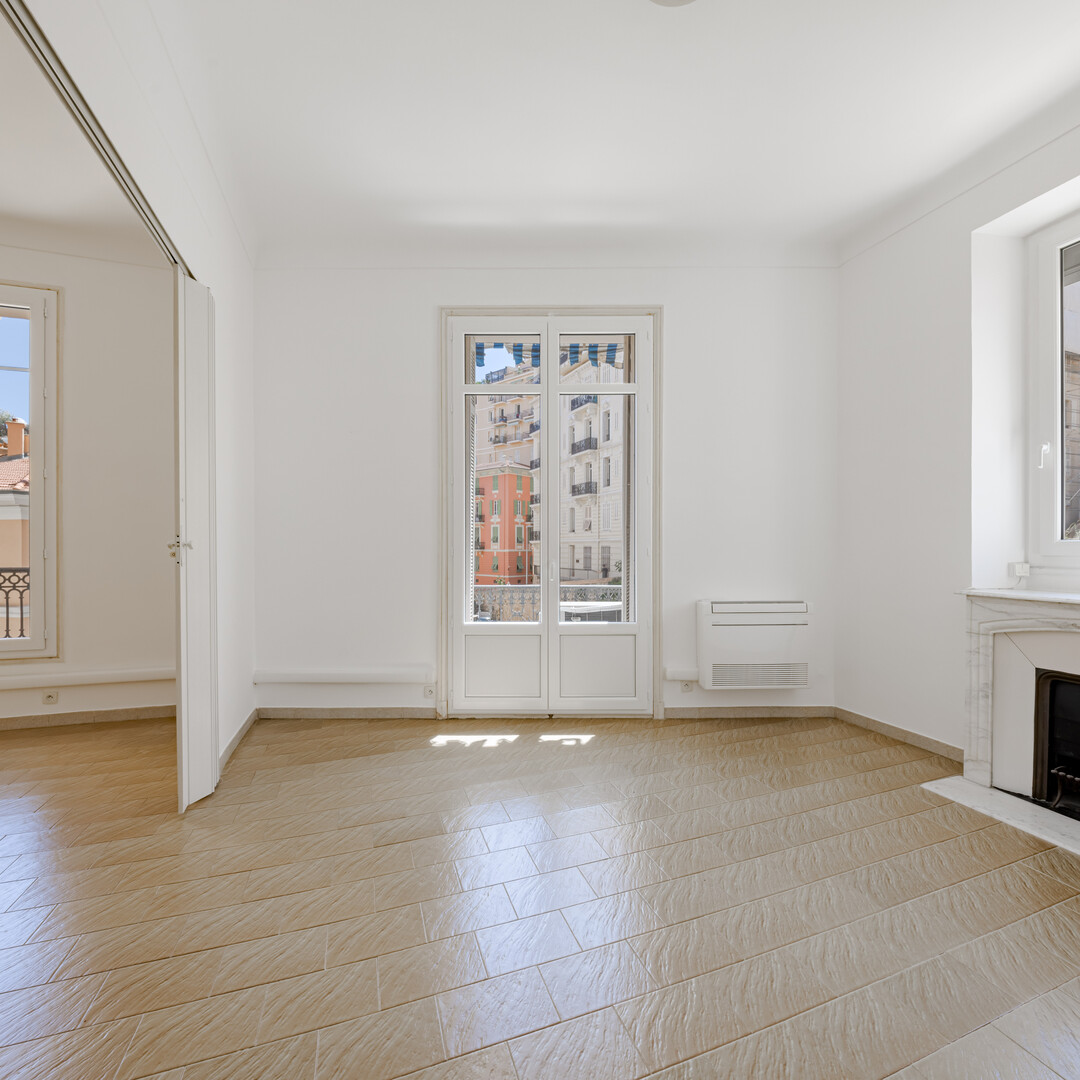 AMPIO 2/3 LOCALI CON GRANDI VOLUMI