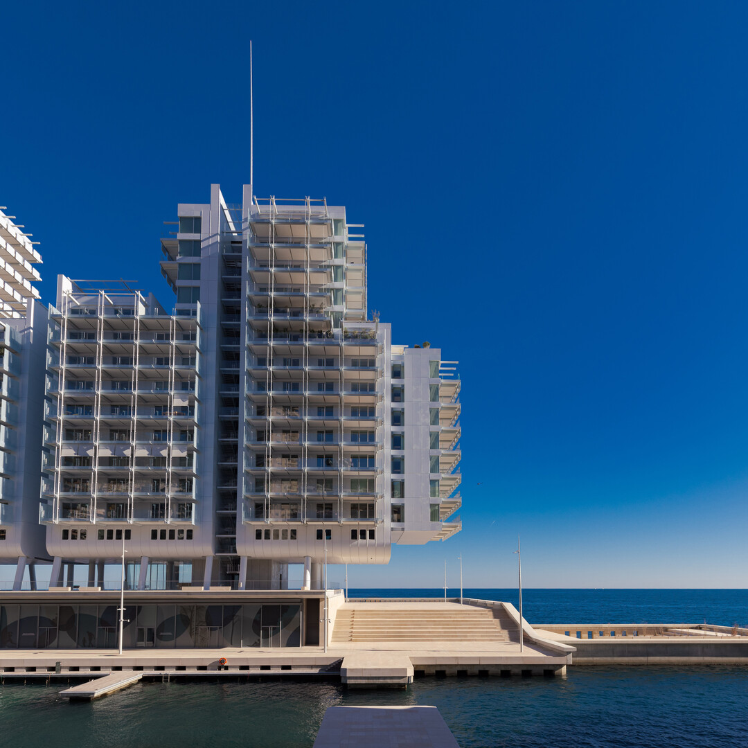 LUSSUOSO APPARTAMENTO DI 4 LOCALI CON VISTA MARE E MARINA