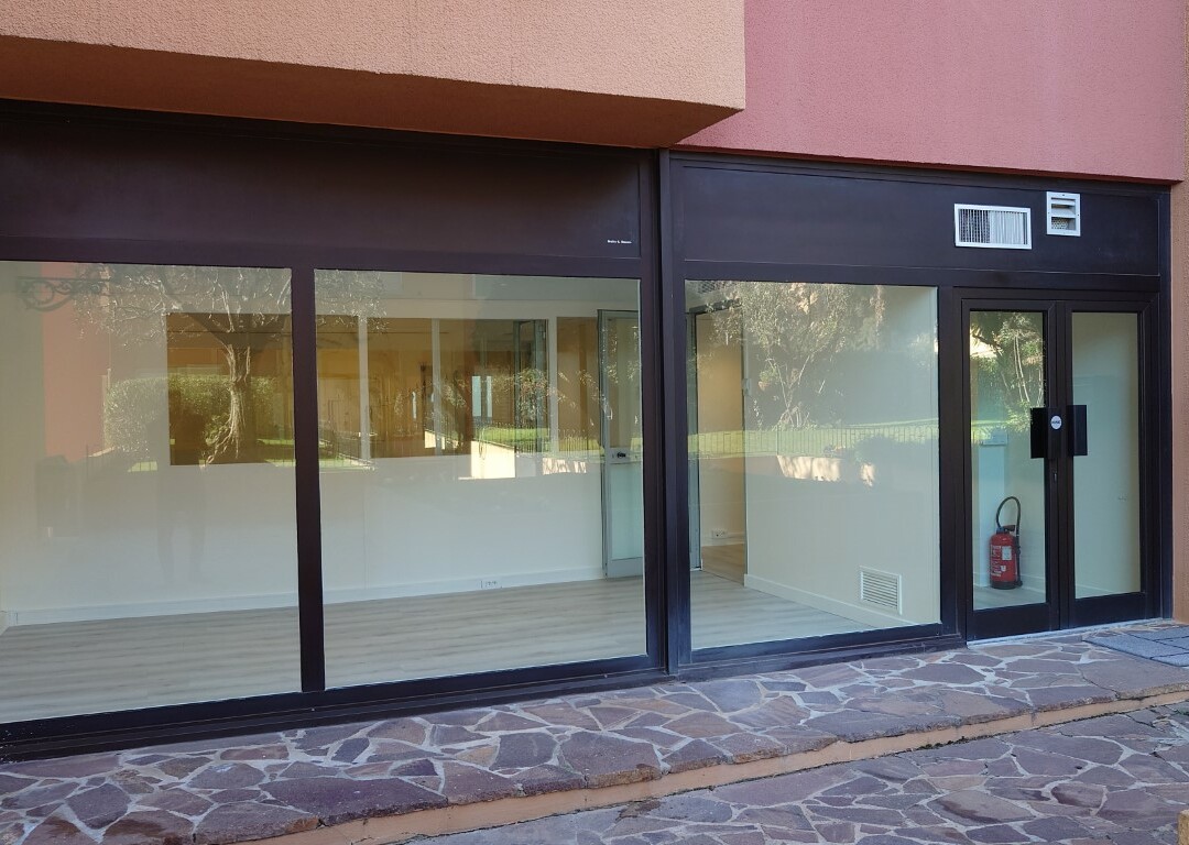 AMPIO UFFICIO CON VETRINA