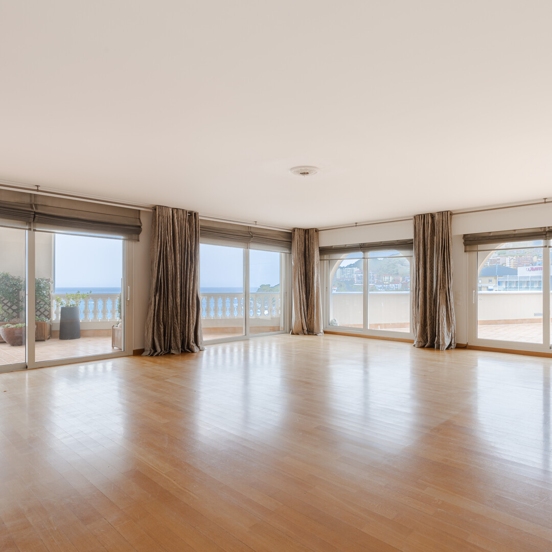 MAESTOSO APPARTAMENTO 5 CAMERE DA LETTO CON PISCINA E VISTA MARE