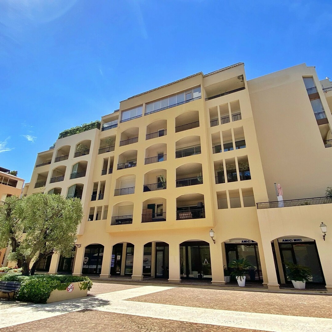 Ufficio con vista sulla vetrina e sul porto di Fontvielle
