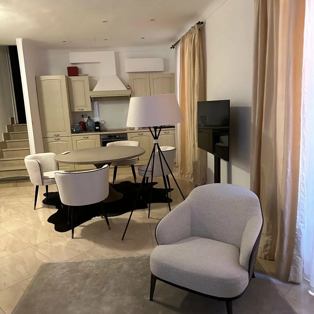 Spazioso appartamento ad uso misto con 2/3 camere