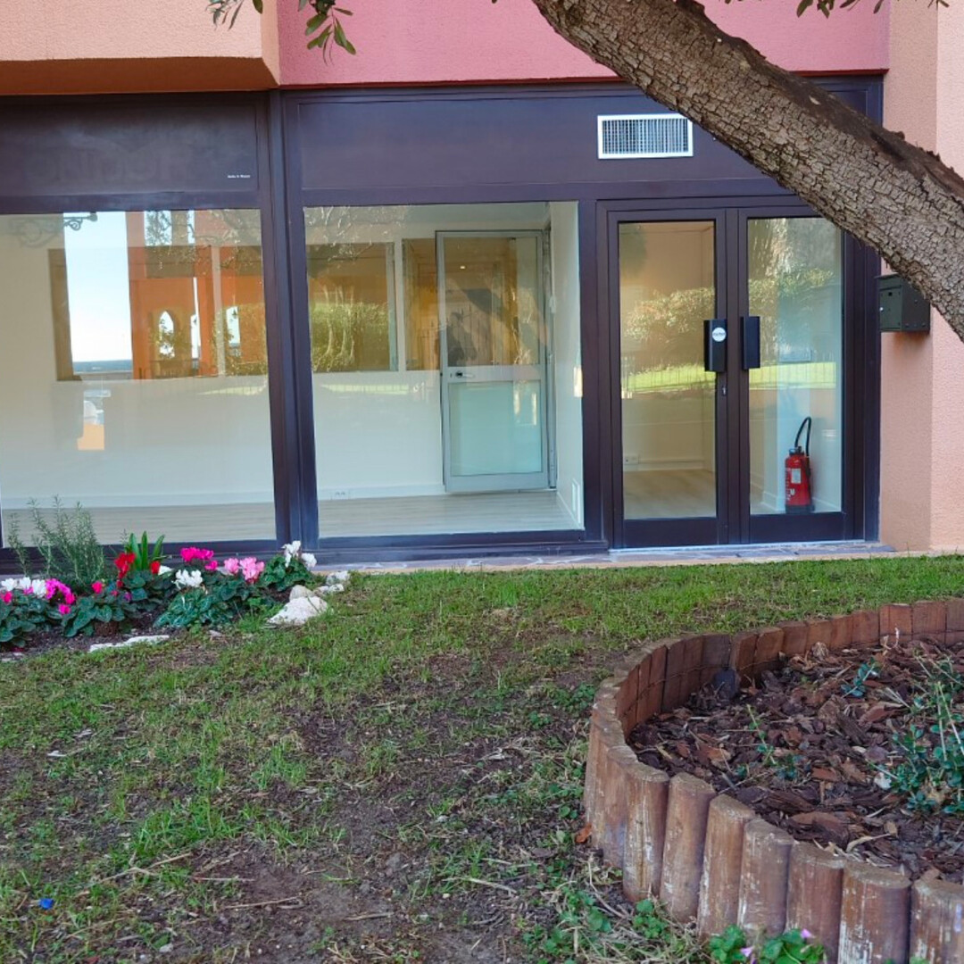 Ufficio con vetrina e vista sul giardino
