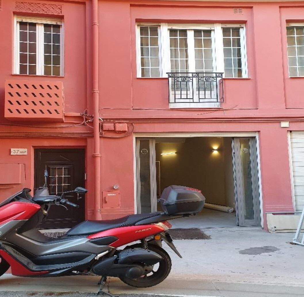Spazi commerciali al piano terra in affitto a Monaco