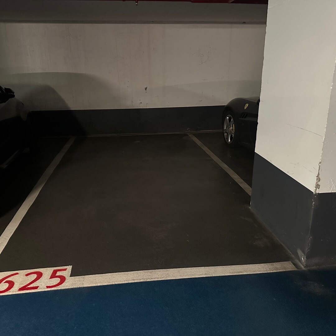 MONTAIGNE: PARCHEGGIO IN AFFITTO