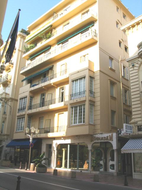 Sole Agent – High-end renovated luxury apartment with sea view