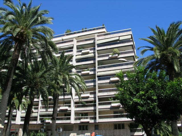 Sole Agent – High-end renovated luxury apartment with sea view